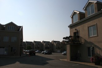 Outlook Point Condos in Bronx, NY - Building Photo - Building Photo