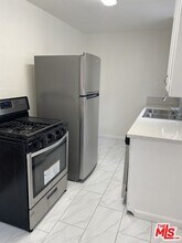 10438 Santa Monica Blvd in Los Angeles, CA - Building Photo - Building Photo