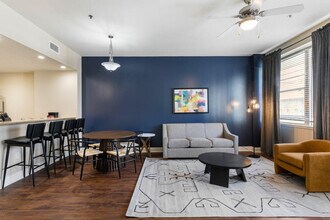 925 Common St in New Orleans, LA - Building Photo - Building Photo