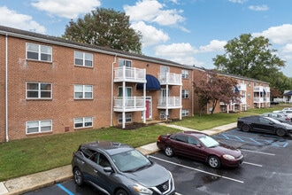 Waterglen Apartments in Claymont, DE - Building Photo - Building Photo