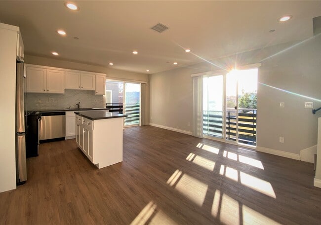 5544 Romaine St, Unit 1