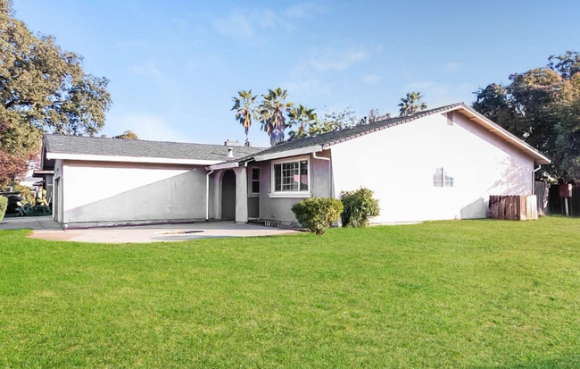 4433 Bollenbacher Ave in Sacramento, CA - Building Photo - Building Photo