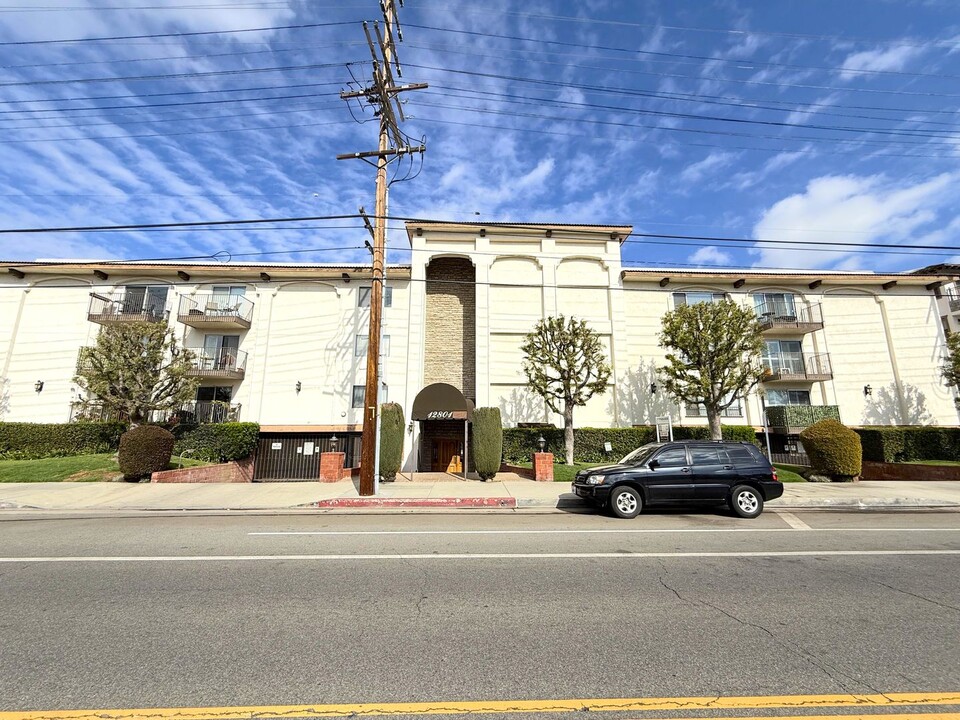 12801 Moorpark St in Los Angeles, CA - Foto de edificio