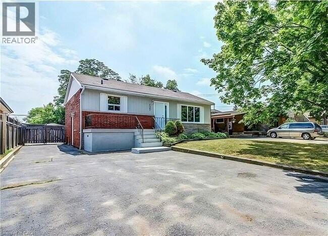 137 Manning Ave in Hamilton, ON - Building Photo - Building Photo