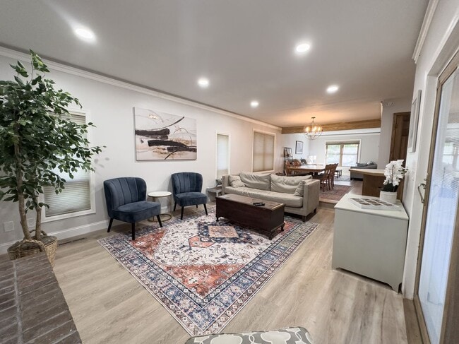 824 Springhill Dr