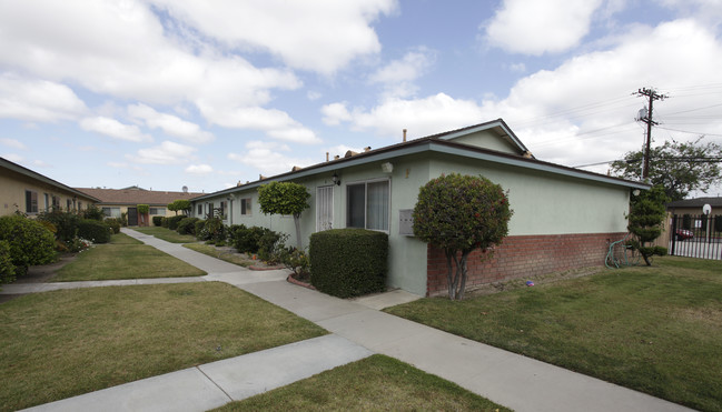 Lindale Villa Apartments in Anaheim, CA - Building Photo - Building Photo