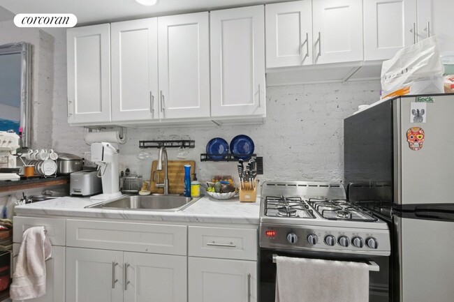 140 W 75th St in New York, NY - Building Photo - Building Photo