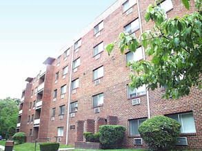 Barclay Square Apartments in Upper Darby, PA - Building Photo - Building Photo