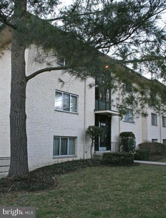 10436 Rockville Pike-Unit -402 in North Bethesda, MD - Foto de edificio