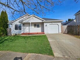 1320 N Creekside Ln in Newberg, OR - Building Photo