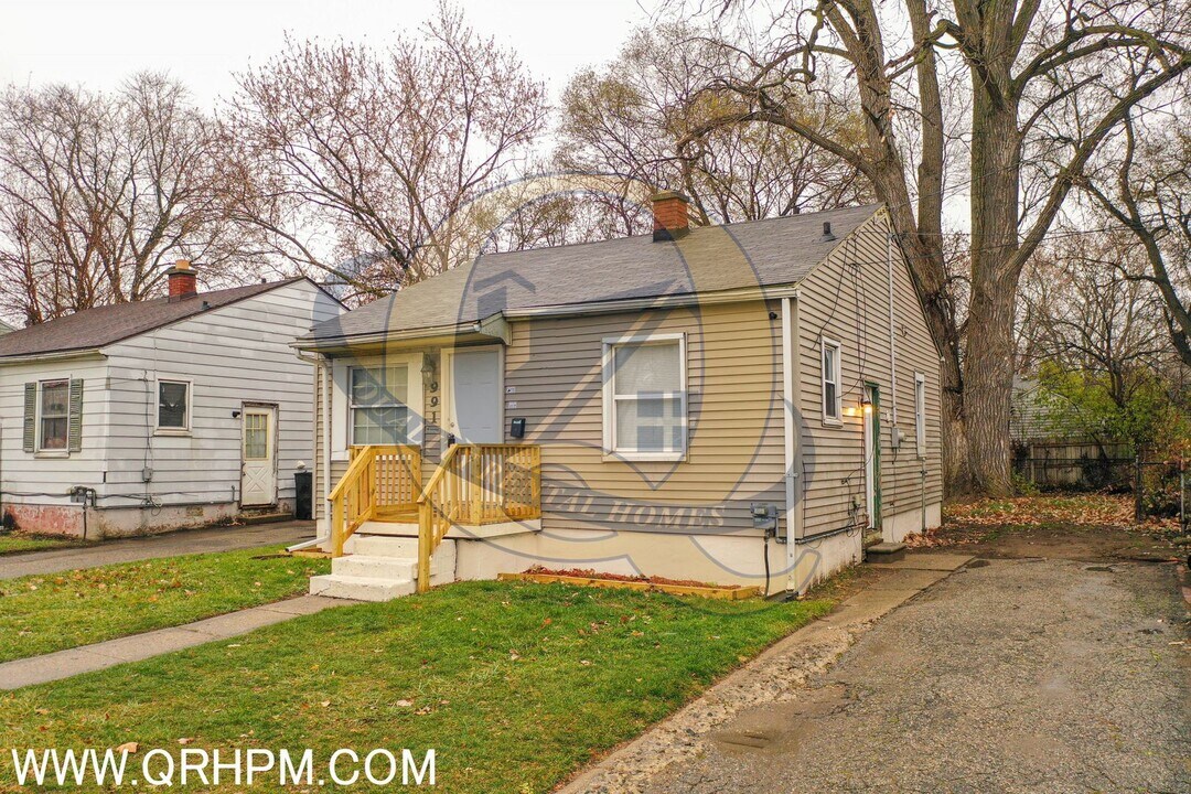 991 S Ballenger Hwy in Flint, MI - Building Photo