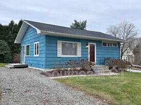 44 Lathrop Rd in Waterford, CT - Building Photo