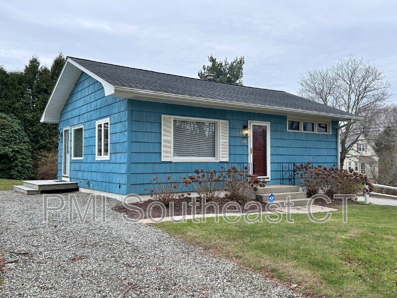 44 Lathrop Rd in Waterford, CT - Building Photo
