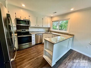 2423 Emstead Ct in Charlotte, NC - Foto de edificio - Building Photo