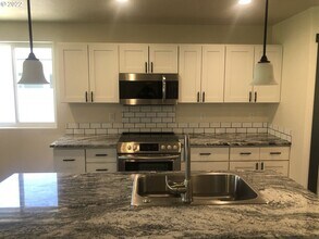 302 Riverwood Ct in Umatilla, OR - Foto de edificio - Building Photo