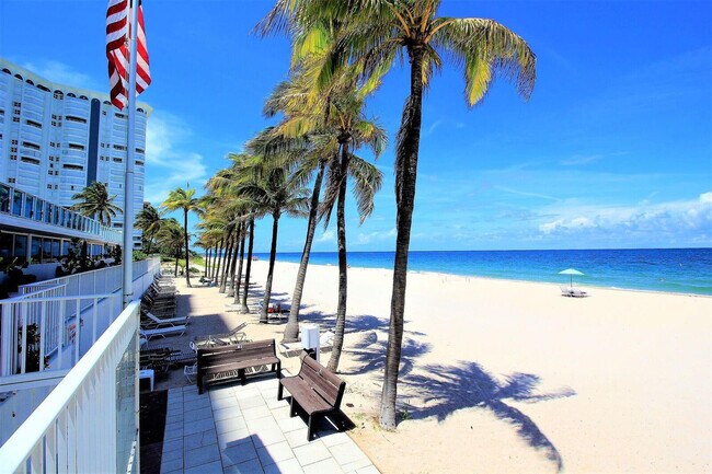 1360 S Ocean Blvd in Pompano Beach, FL - Foto de edificio - Building Photo