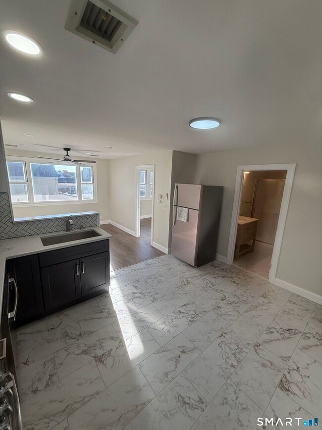 8 S Broad St in Milford, CT - Building Photo - Building Photo