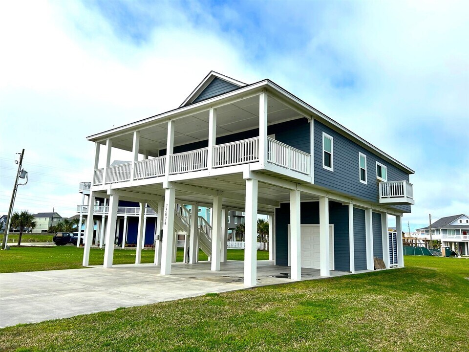 25024 Sausalito Dr in Galveston, TX - Building Photo