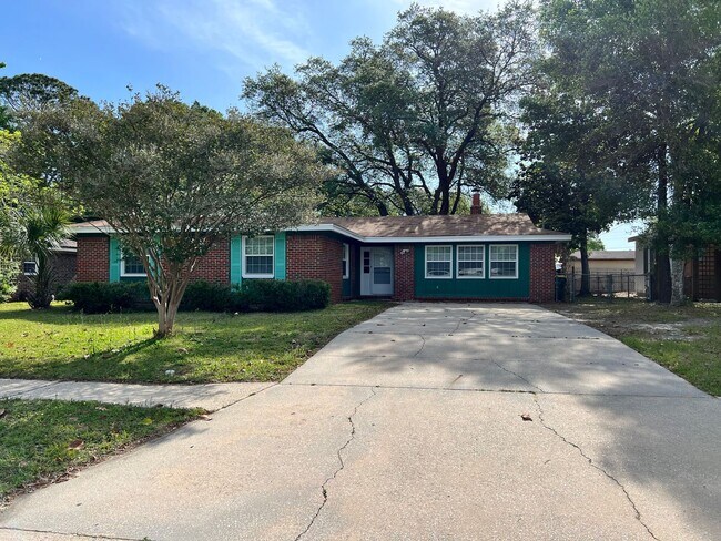 1011 Julia Ave in Niceville, FL - Foto de edificio - Building Photo