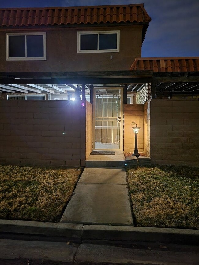 230 Shadybrook Ln in Las Vegas, NV - Building Photo - Building Photo