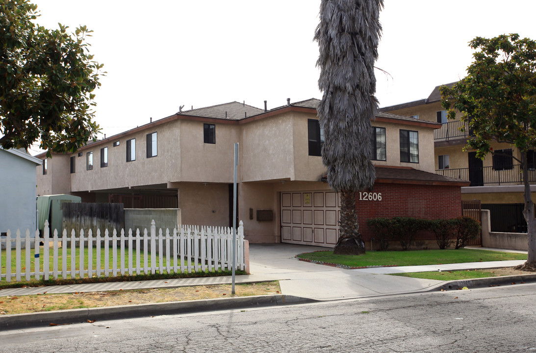 12606 Kornblum Ave in Hawthorne, CA - Building Photo