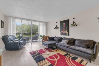 9410 Poinciana Pl, Unit 206 in Davie, FL - Building Photo - Building Photo