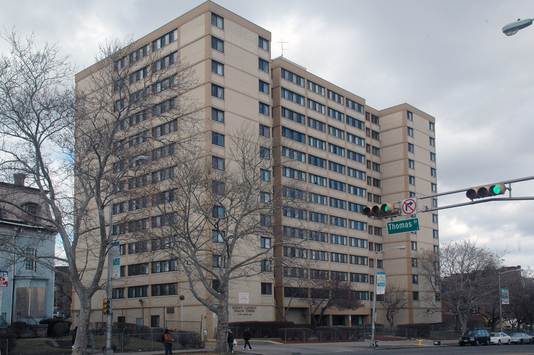 Shalom-Clemente Towers in Newark, NJ - Foto de edificio