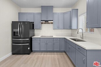 2445 Harwood St in Los Angeles, CA - Foto de edificio - Building Photo