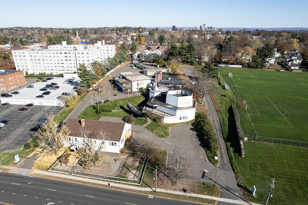 950 Trout Brook Dr in West Hartford, CT - Building Photo