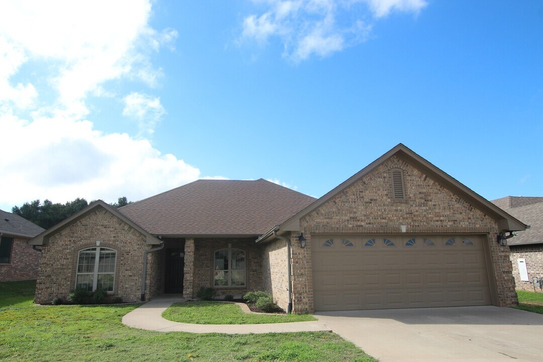 11211 Water Oak Drive in Flint, TX - Building Photo