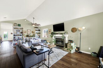 209 White Oak Ln in Winters, CA - Building Photo - Building Photo