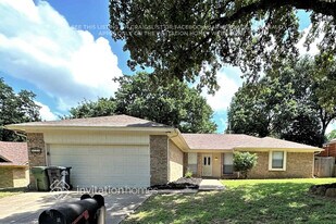 4510 Lone Oak Dr in Arlington, TX - Building Photo