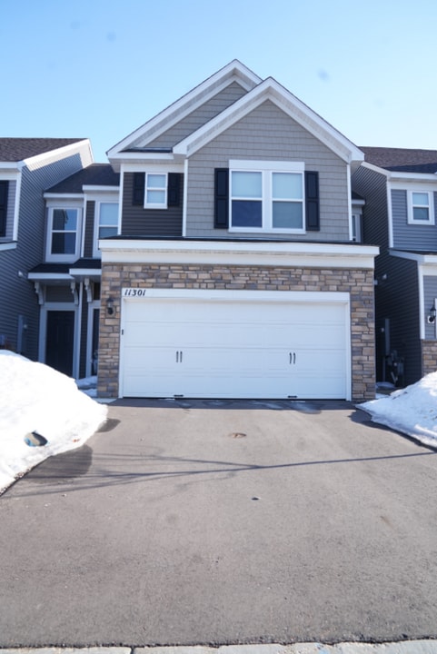 11301 Brookview Rd in Woodbury, MN - Building Photo