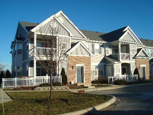 2215 Aurora Dr in Pingree Grove, IL - Building Photo