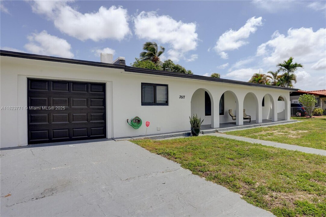 3517 NW 179th St in Miami Gardens, FL - Foto de edificio