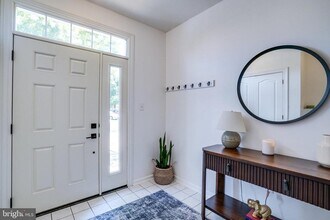 955 Herons Run Ln in Woodbridge, VA - Foto de edificio - Building Photo