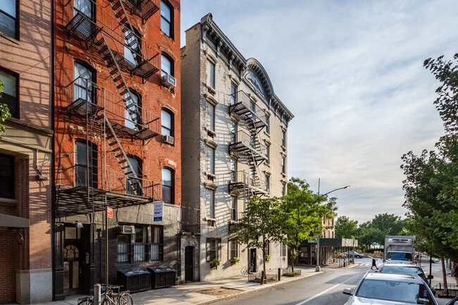 304 W 10th St in New York, NY - Foto de edificio - Building Photo