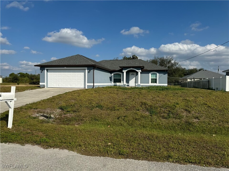 4701 Connie Ave S in Lehigh Acres, FL - Building Photo