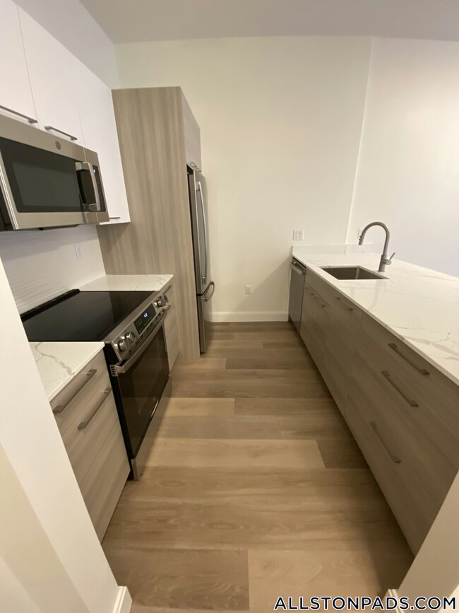 1079 Commonwealth Ave in Boston, MA - Building Photo - Building Photo