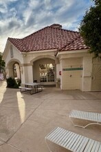 8555 W Russell Rd in Las Vegas, NV - Foto de edificio - Building Photo