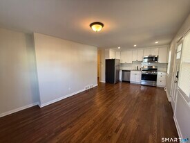 38 Elmhurst Cir in West Hartford, CT - Building Photo