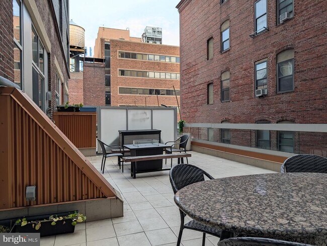 1101 Locust St in Philadelphia, PA - Building Photo - Building Photo