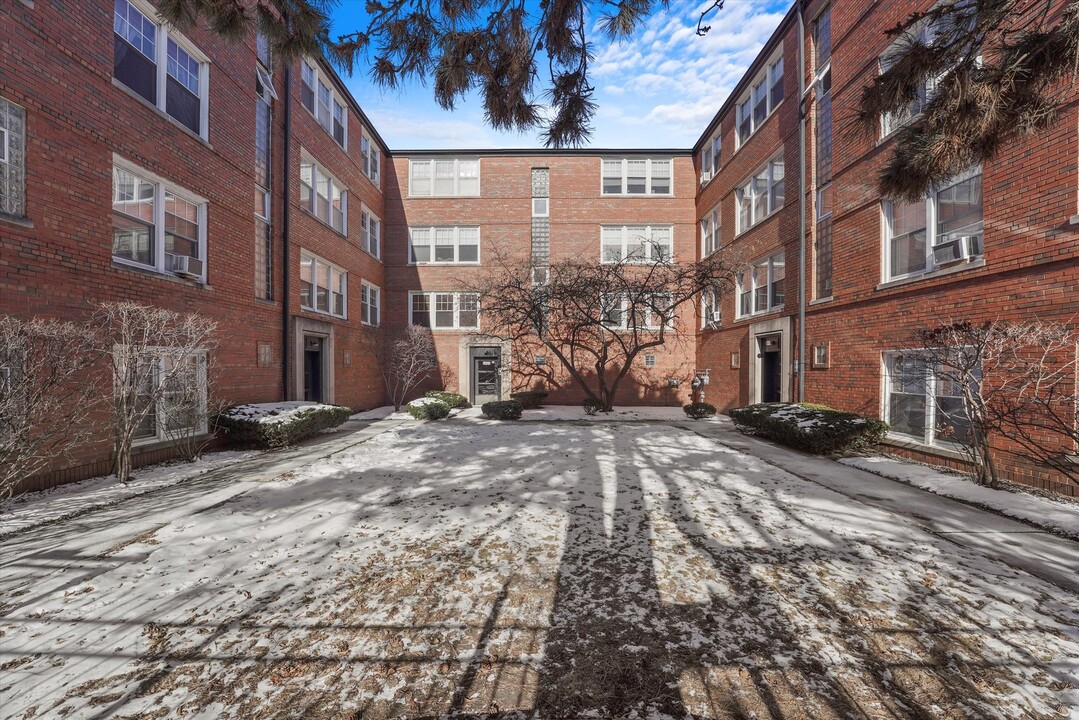 2420 W Farragut Ave in Chicago, IL - Foto de edificio