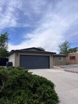 905 La Charles Dr NE in Albuquerque, NM - Building Photo