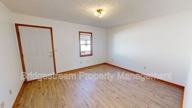 198 Woodsview Dr in Jeffersonville, OH - Building Photo - Building Photo