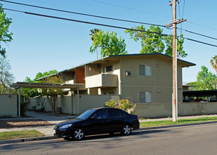 Tower Court Apartments in Fresno, CA - Building Photo - Building Photo