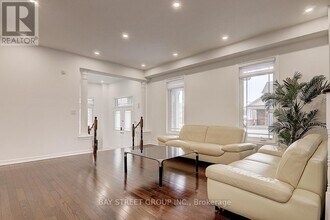 201 Bilbrough St in Aurora, ON - Building Photo - Building Photo