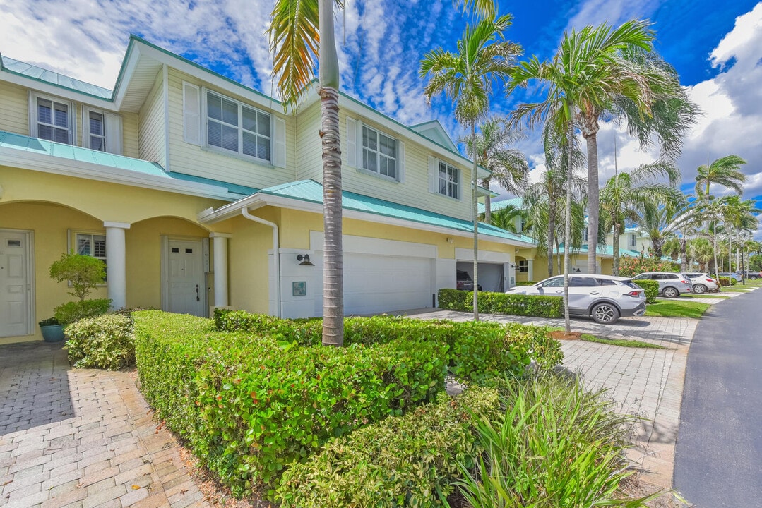 142 Barefoot Cove in Hypoluxo, FL - Building Photo