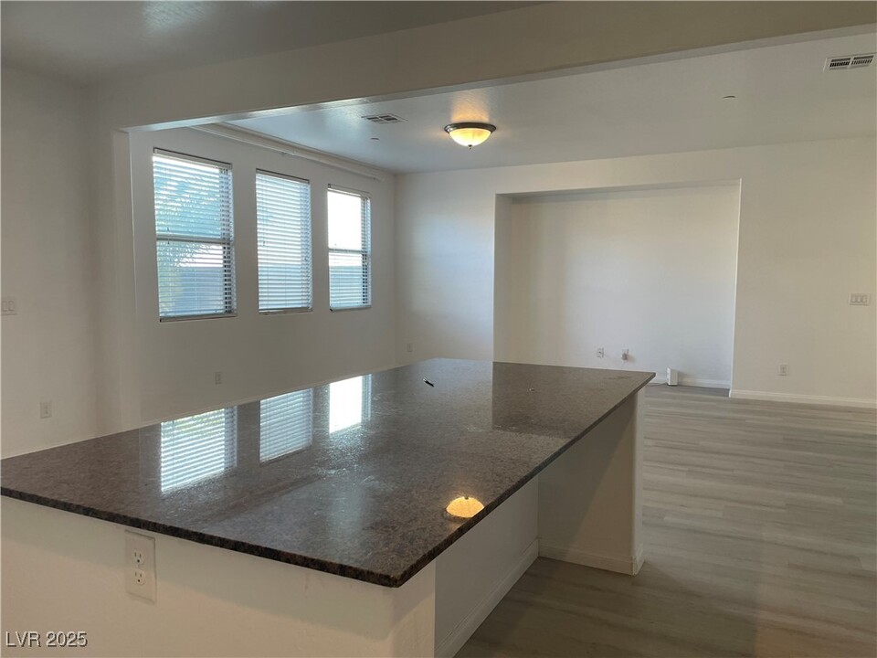 953 Via Gandalfi in Henderson, NV - Foto de edificio