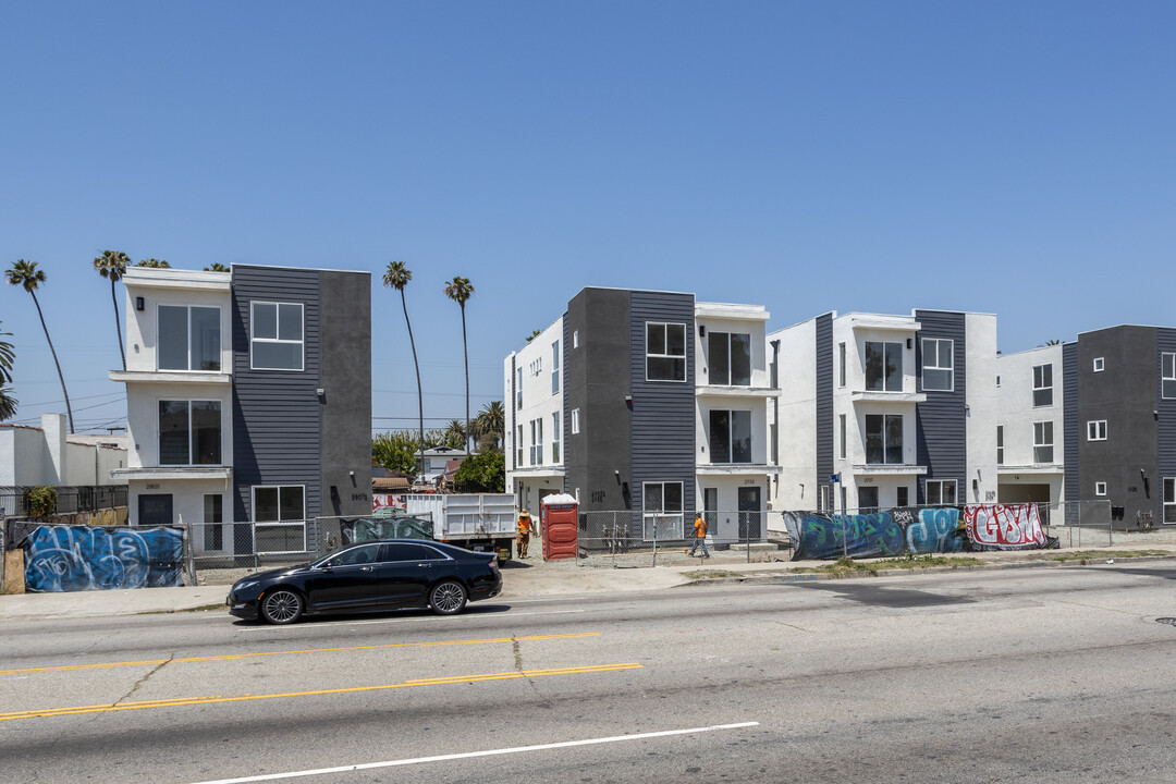 2727 S La Brea Ave in Los Angeles, CA - Building Photo